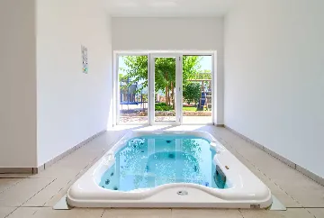Sea View Apartment in Kornić with Jacuzzi