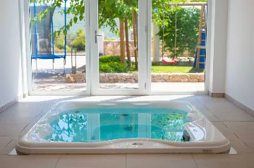 Sea View Apartment in Kornić with Jacuzzi