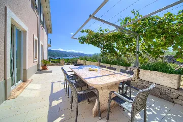 Sea View Apartment in Kornić with Jacuzzi