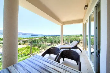 Sea View Apartment in Kornić with Jacuzzi