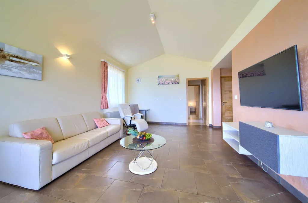 Sea View Apartment in Kornić with Jacuzzi