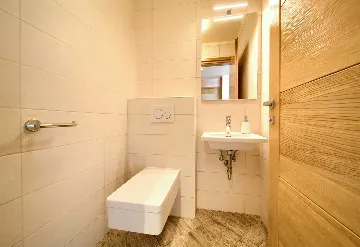 Sea View Apartment in Kornić with Jacuzzi