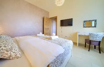 Sea View Apartment in Kornić with Jacuzzi