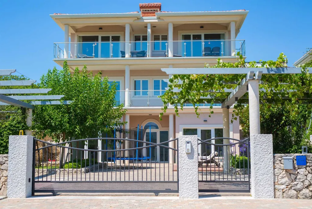 Sea View Apartment in Kornić with Jacuzzi