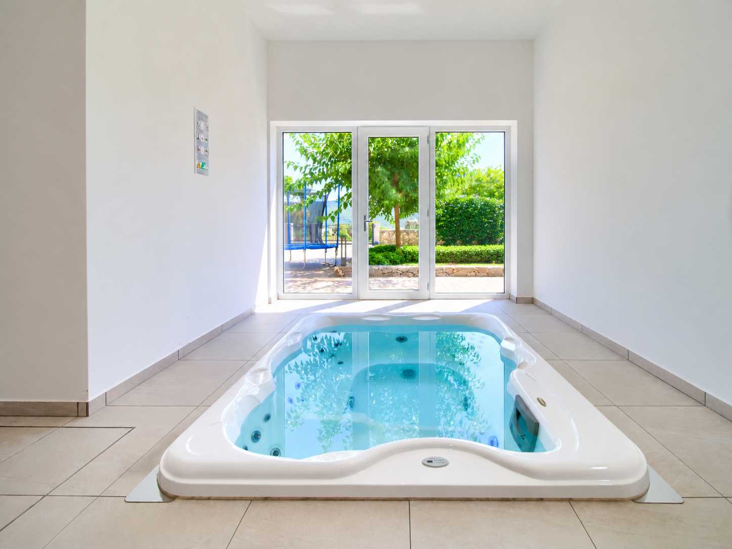 Apartment ROYAL 1 with pool and jacuzzi