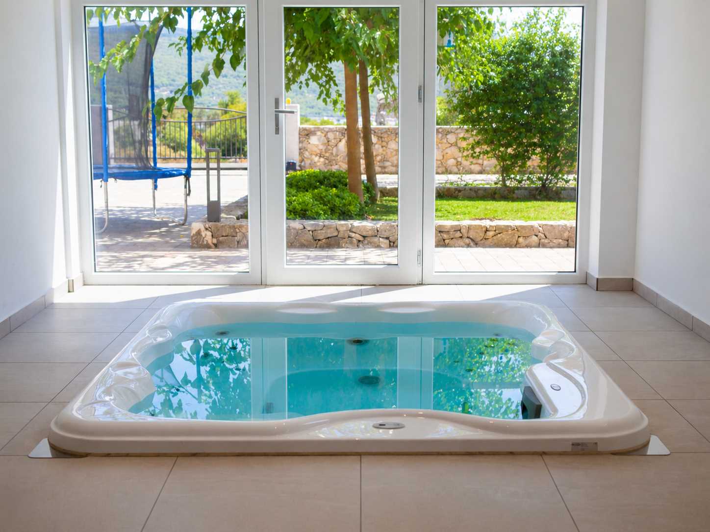 Apartment ROYAL 1 with pool and jacuzzi
