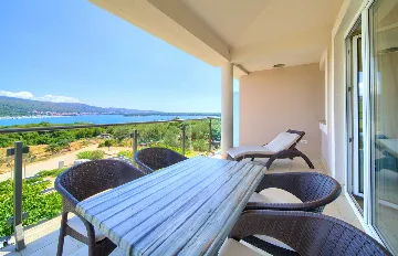 Sea View Apartment in Kornić with Jacuzzi