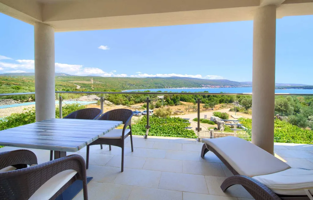 Sea View Apartment in Kornić with Jacuzzi
