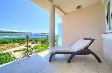 Sea View Apartment in Kornić with Jacuzzi