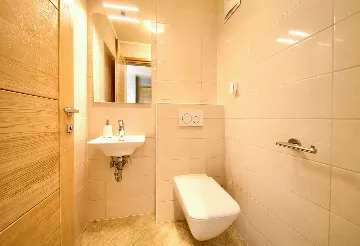 Sea View Apartment in Kornić with Jacuzzi