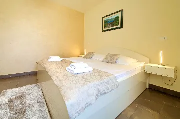 Sea View Apartment in Kornić with Jacuzzi