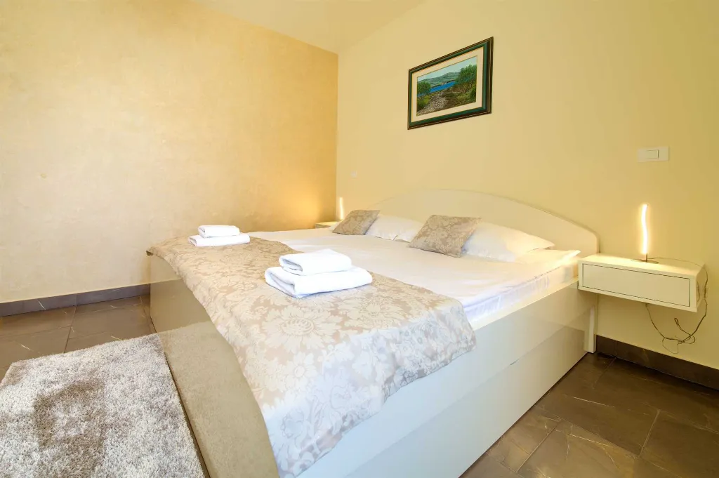 Sea View Apartment in Kornić with Jacuzzi