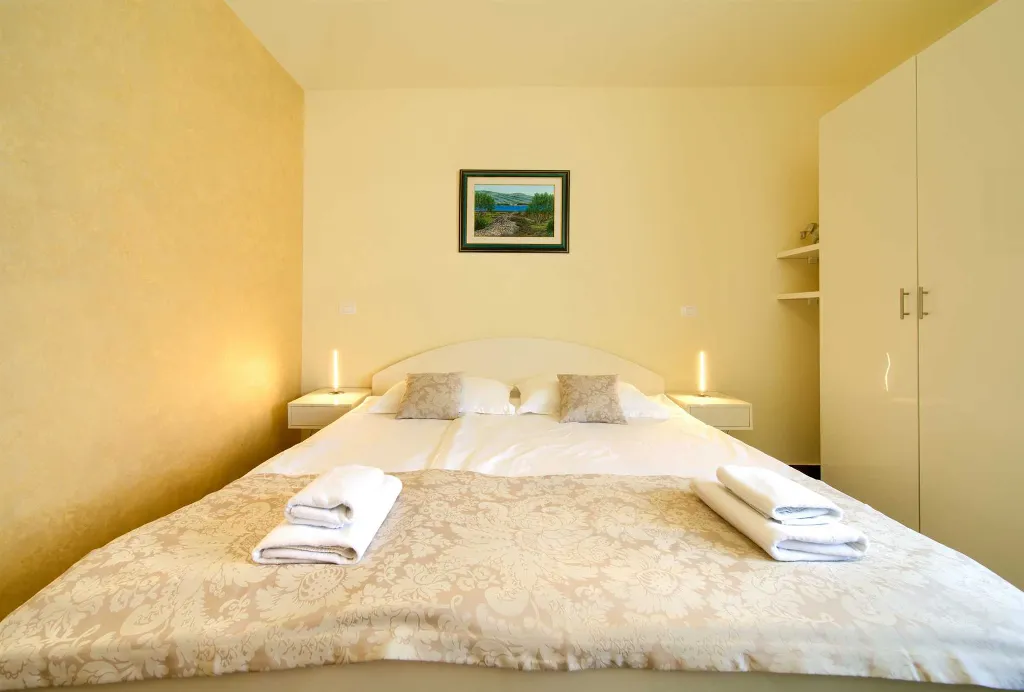 Sea View Apartment in Kornić with Jacuzzi