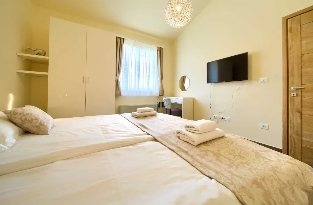 Sea View Apartment in Kornić with Jacuzzi