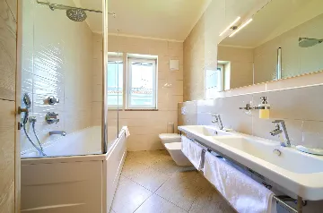 Sea View Apartment in Kornić with Jacuzzi