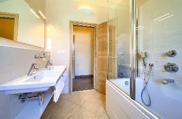 Sea View Apartment in Kornić with Jacuzzi