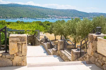 Sea View Apartment in Kornić with Jacuzzi