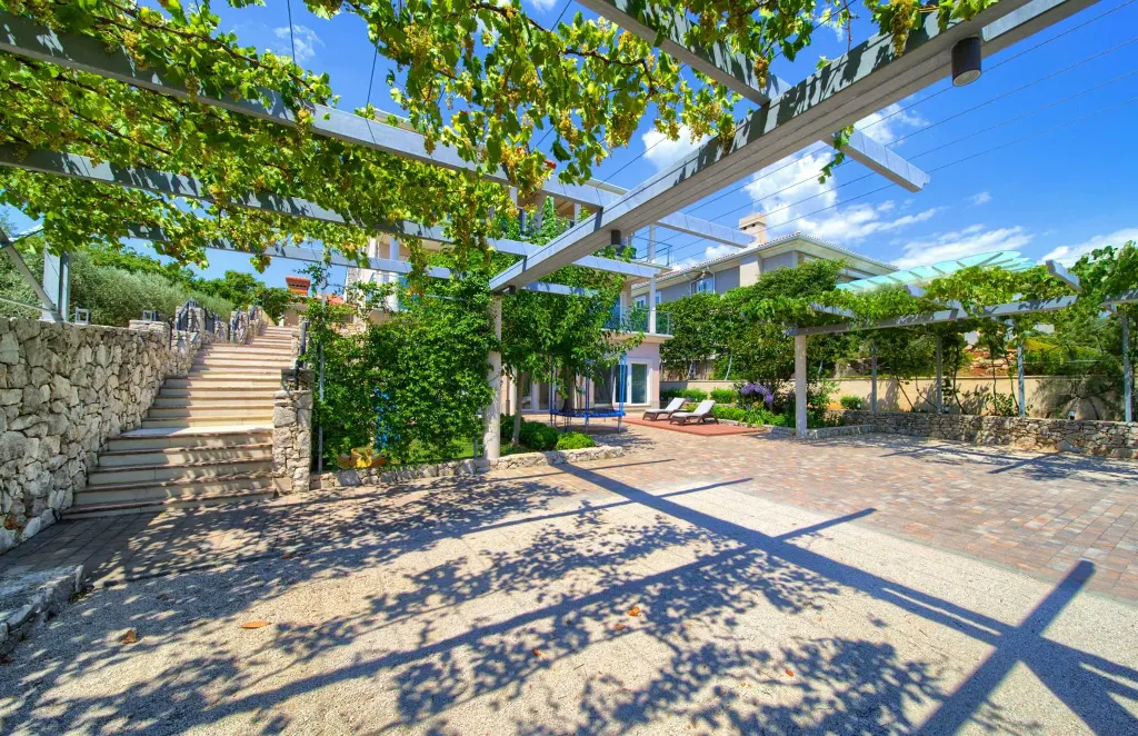 Sea View Apartment in Kornić with Jacuzzi