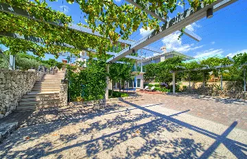 Sea View Apartment in Kornić with Jacuzzi