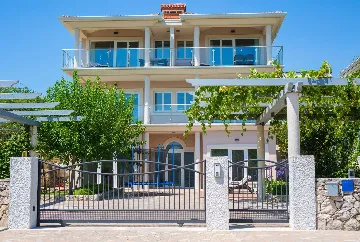 Sea View Apartment in Kornić with Jacuzzi