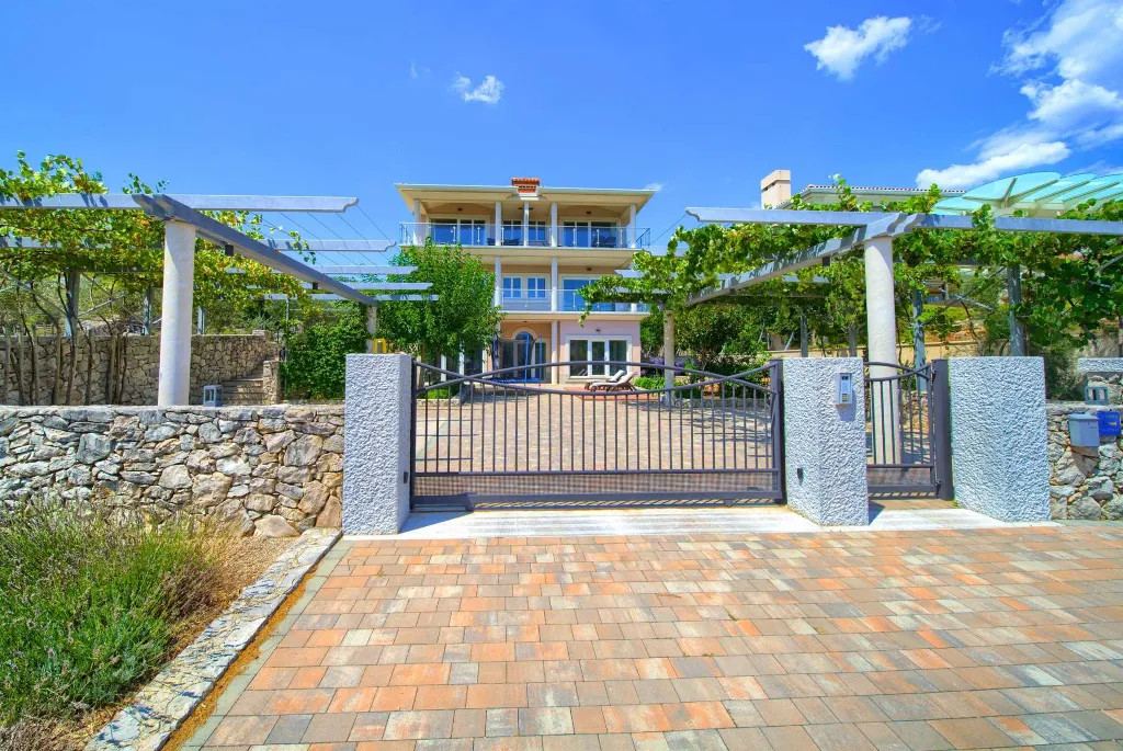 Sea View Apartment in Kornić with Jacuzzi