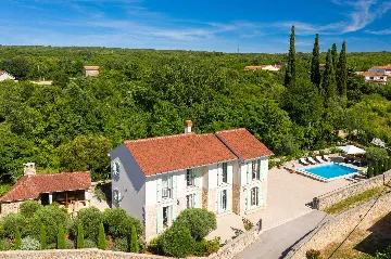 Five-Bedroom House with Pool in Ljutići