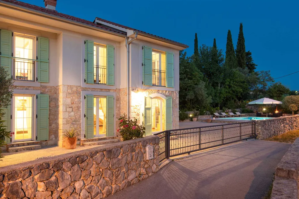 Five-Bedroom House with Pool in Ljutići