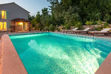 Five-Bedroom House with Pool in Ljutići