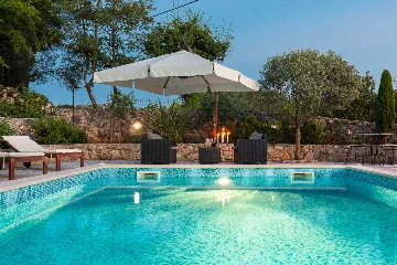 Five-Bedroom House with Pool in Ljutići