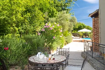 Five-Bedroom House with Pool in Ljutići