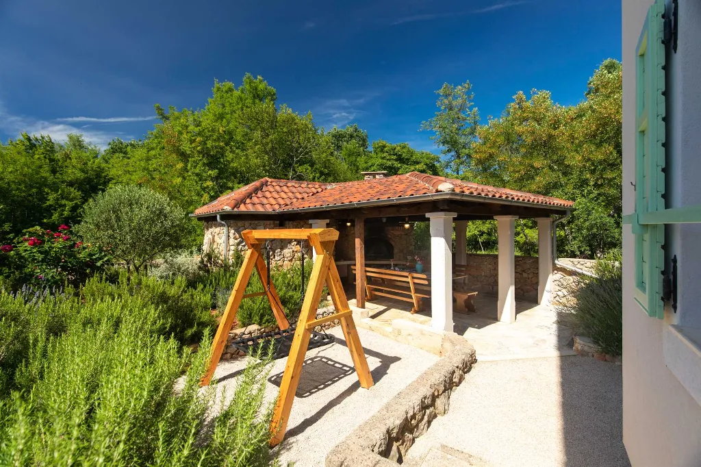 Five-Bedroom House with Pool in Ljutići