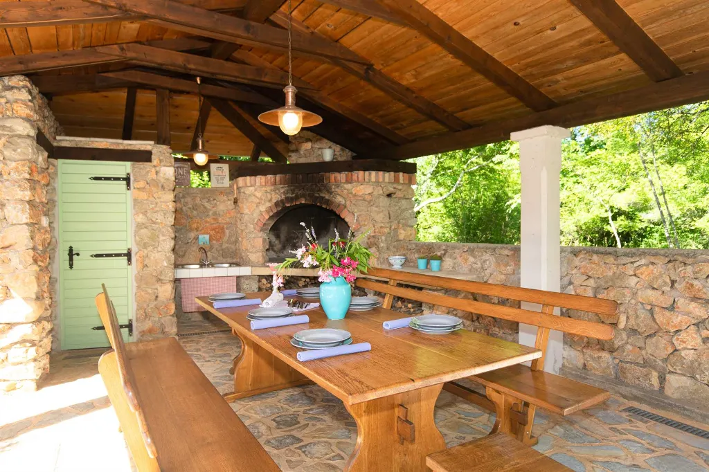 Five-Bedroom House with Pool in Ljutići
