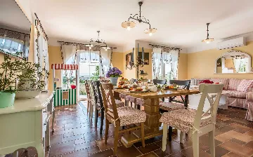 Five-Bedroom House with Pool in Ljutići