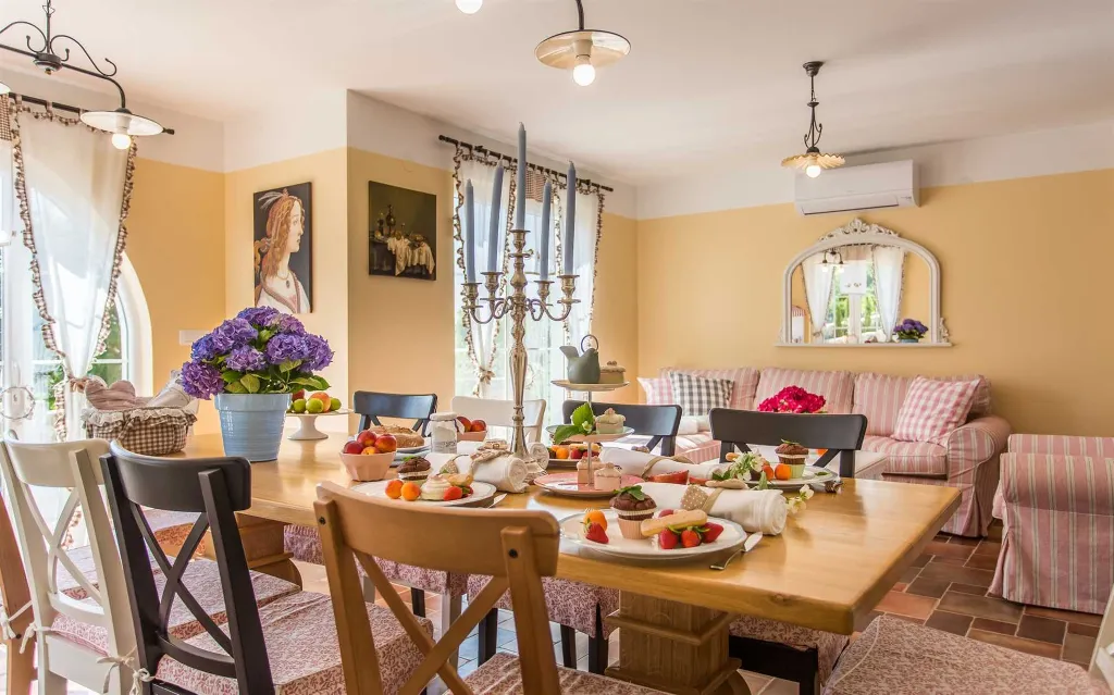 Five-Bedroom House with Pool in Ljutići