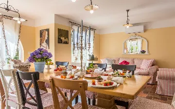 Five-Bedroom House with Pool in Ljutići