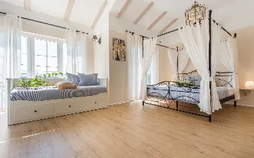 Five-Bedroom House with Pool in Ljutići