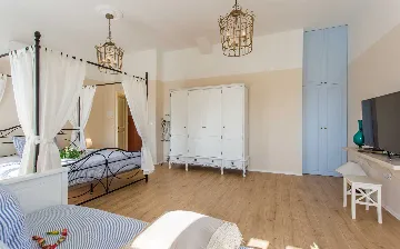 Five-Bedroom House with Pool in Ljutići