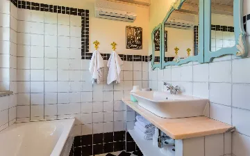 Five-Bedroom House with Pool in Ljutići