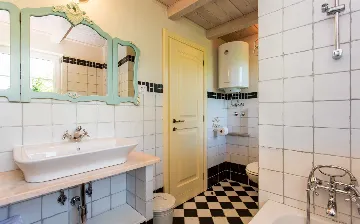 Five-Bedroom House with Pool in Ljutići