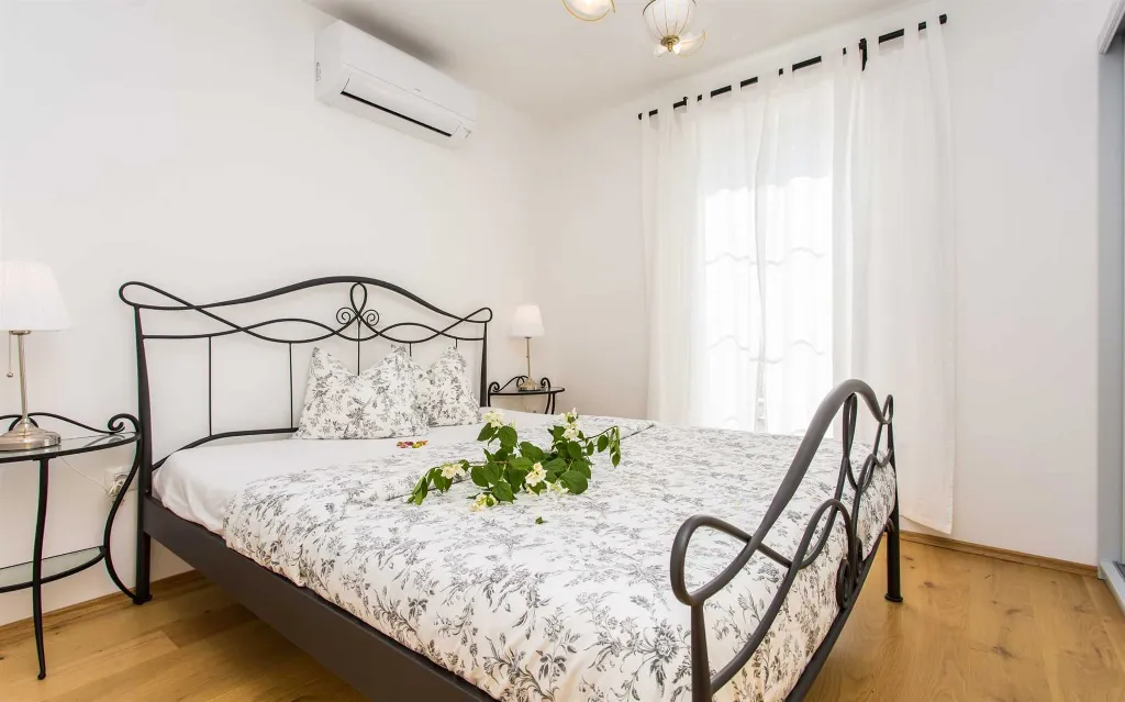 Five-Bedroom House with Pool in Ljutići