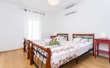 Five-Bedroom House with Pool in Ljutići