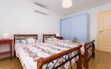 Five-Bedroom House with Pool in Ljutići