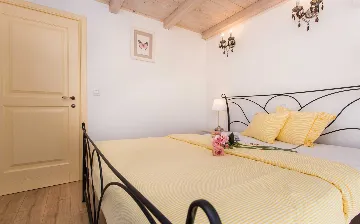 Five-Bedroom House with Pool in Ljutići