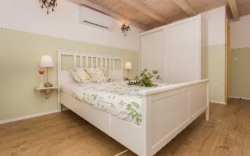 Five-Bedroom House with Pool in Ljutići