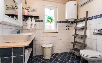 Five-Bedroom House with Pool in Ljutići