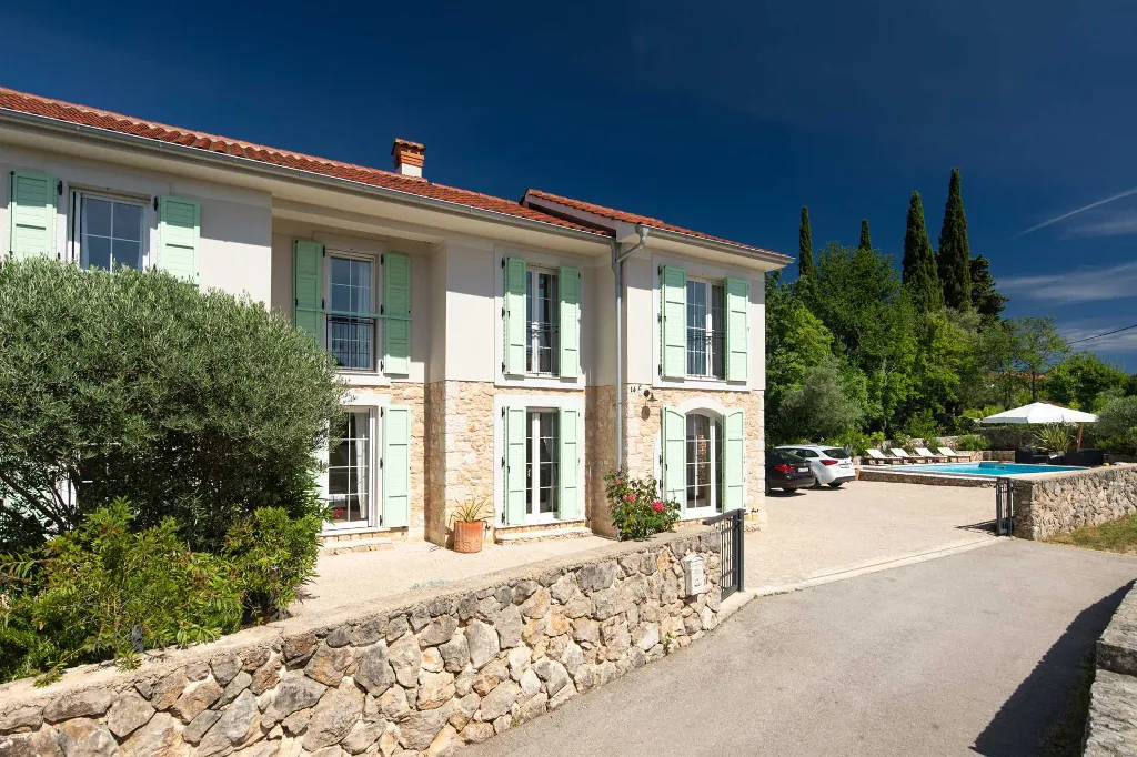Five-Bedroom House with Pool in Ljutići