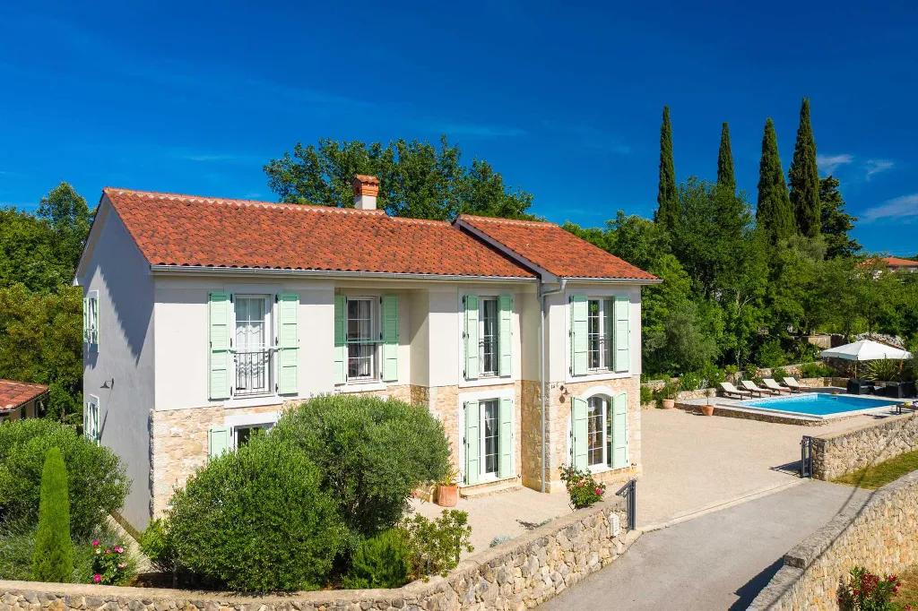 Five-Bedroom House with Pool in Ljutići