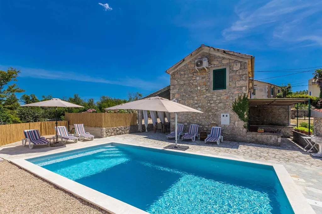 Two-Bedroom House with Pool in Malinska