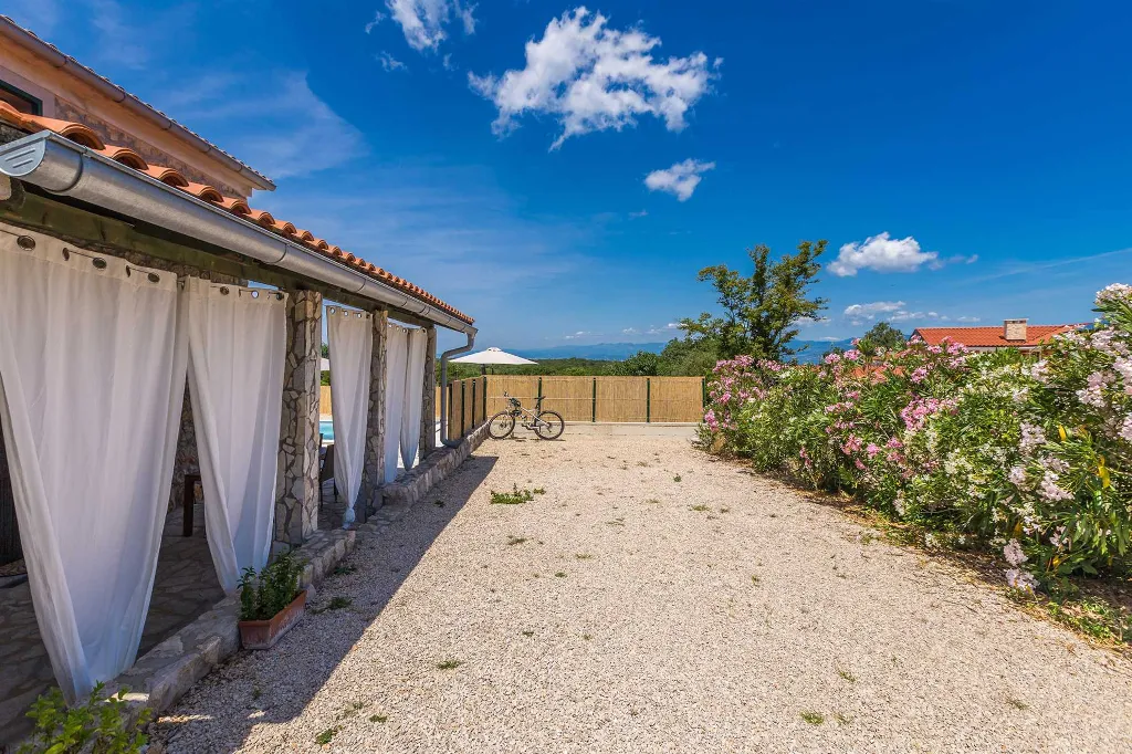 Two-Bedroom House with Pool in Malinska
