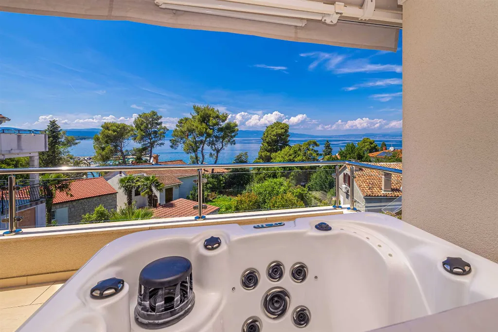 Malinska Penthouse Apartment with Private Jacuzzi